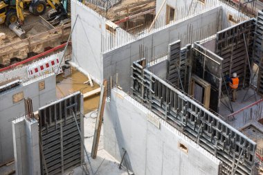 İnşaat alanındaki beton duvarlar