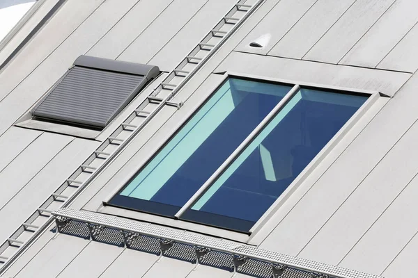 現代建築の屋上の天窓 — ストック写真