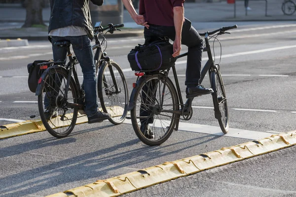 Cyklister Som Väntar Skyddad Cykelbana — Stockfoto