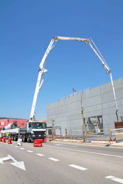 İnşaat alanında otomatik beton pompa