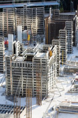 İnşaat alanında metal biçimlendirme elementleri