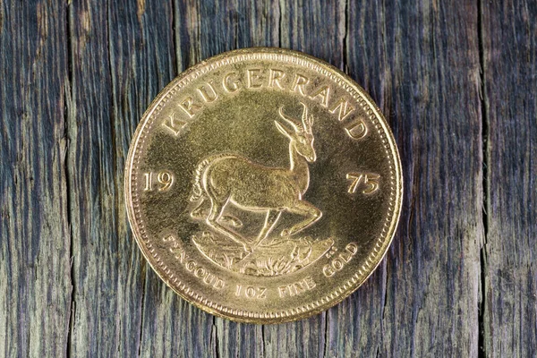Χρυσό Νόμισμα Kruegerrand Ξύλινο Φόντο — Φωτογραφία Αρχείου