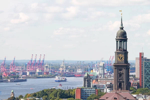 Hamburg 'un simgesi Michel ve limanı