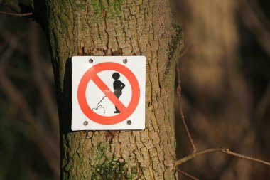 Bir ağaca işeme işareti yapma.