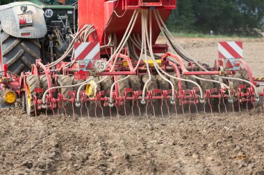 Bir tarım alanının sıkıştırılmış toprağını bir ekiciyle gevşetin.