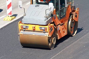 İnşaat alanında ikili silindir