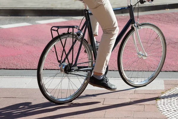 Ciclista Mal Bicicleta Preta — Fotografia de Stock
