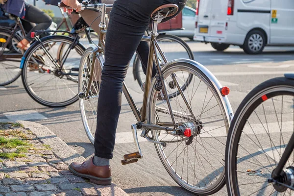 Man Enda Hastighet Cykel Väntar Vid Trafikljuset — Stockfoto