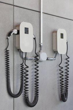 Beton duvarda elektrik şarj aleti