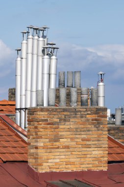 Bir apartmanın egzoz boruları ve bacaları. 