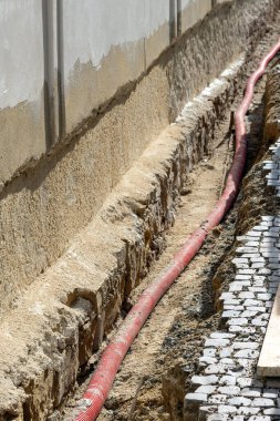 Dışarıdaki vakıfta bir şaftta duran kablo.