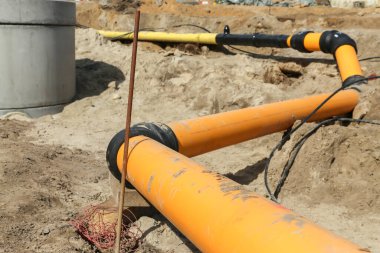 İnşaat alanındaki kanalizasyon sistemi için boru hattı.