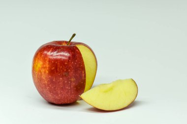Beyaz arkaplanda açık dilimli elma