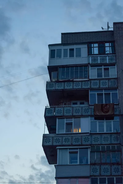 Avondappartementen Tegen Achtergrond Van Een Donkere Lucht — Stockfoto