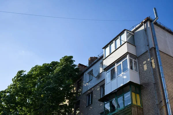 蓝色天空下的城市公寓 — 图库照片