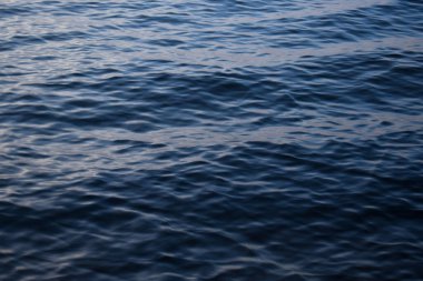 Küçük hafif nehir dalgaları