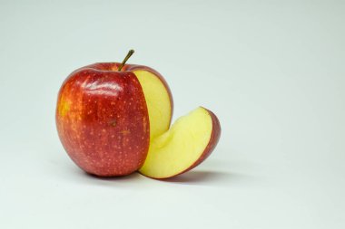Beyaz arkaplanda açık dilimli elma