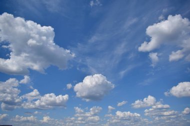 Mavi Gökyüzü ve Bulutlar