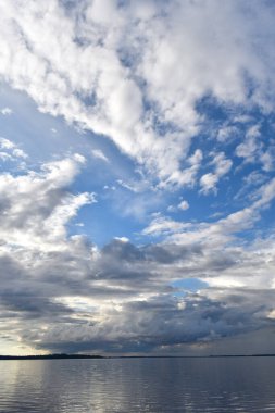 Akşam gökyüzü, yoğun bulutlarla süslenmiş.