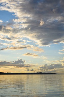 Gün batımında hafif bulutlar
