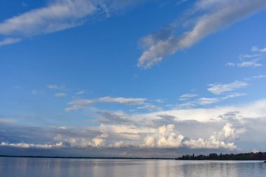 Sahilde büyük bulutlar