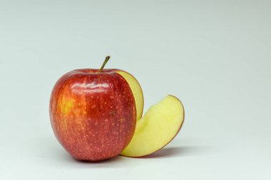 Kırmızı elma ve hafif arkaplanda dilimler