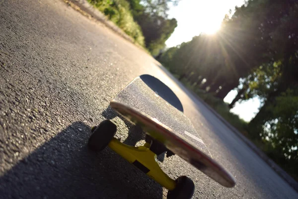 Skaten Auf Der Von Der Sonne Erleuchteten Straße — Stockfoto