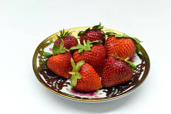 Ein Bund Erdbeeren Auf Einem Teller — Stockfoto