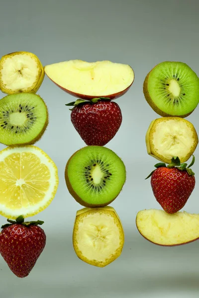 Farklı Meyveler Muz Çilek Kivi Limon Elma — Stok fotoğraf