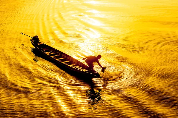 Jogando rede de pesca — Fotografia de Stock