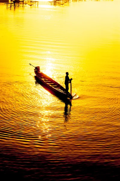 Jogando rede de pesca — Fotografia de Stock