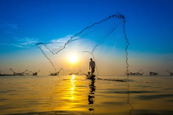 Jogando rede de pesca — Fotografia de Stock