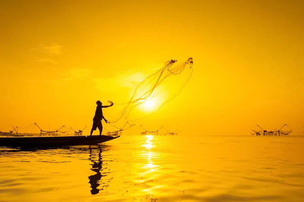 Jogando rede de pesca — Fotografia de Stock