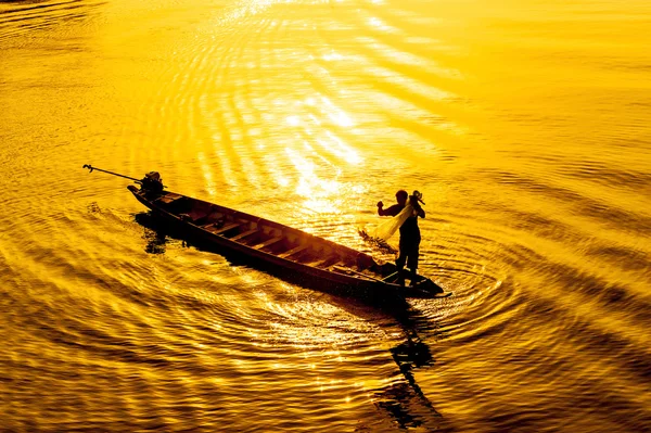 Jogando rede de pesca — Fotografia de Stock