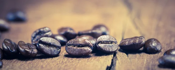 Granos de café textura en el fondo de madera, enfoque selectivo, vi — Foto de Stock
