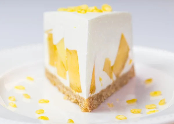 Close up van mango crème taart met gepelde split mung bean op wit — Stockfoto
