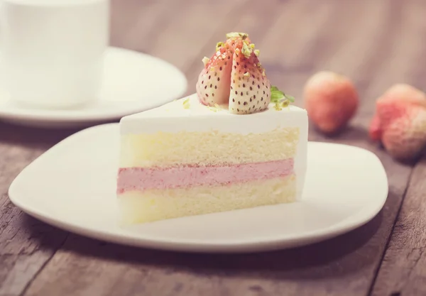Primer plano de pastel de crema de fresa en blanco en el fondo de madera — Foto de Stock
