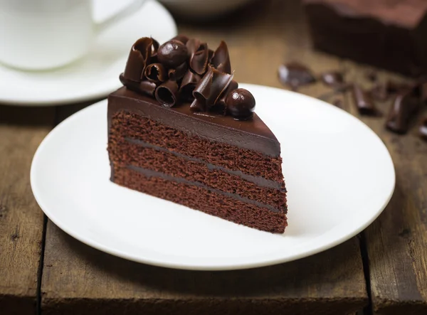 Chocolade cake met chocolade curl op hout achtergrond topping — Stockfoto