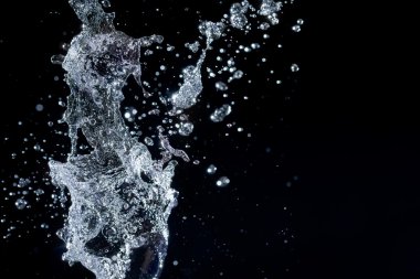 Siyah arkaplanda su sıçraması