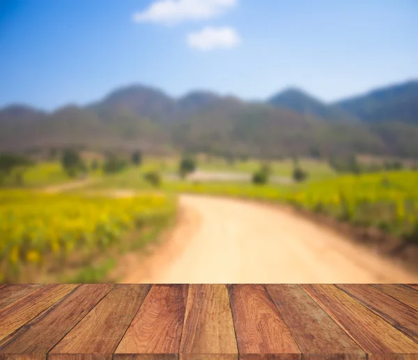 Textura de madera vieja con fondo borroso de montaña y campo — Foto de Stock