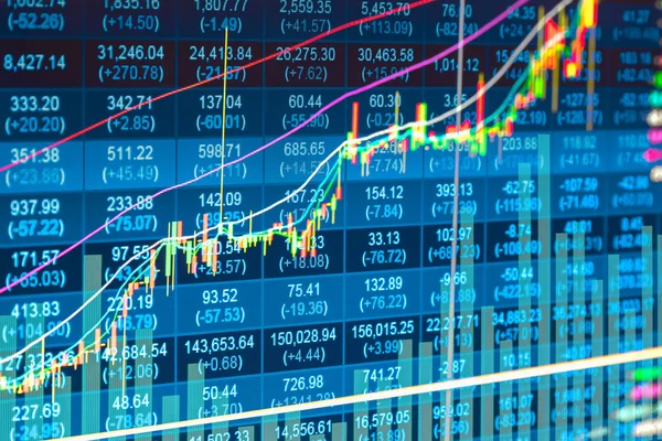 Kavramı üzerinde bir monitör, seçici odak Led monitör, borsa verileri açık ışığı finansal verileri görüntülemek