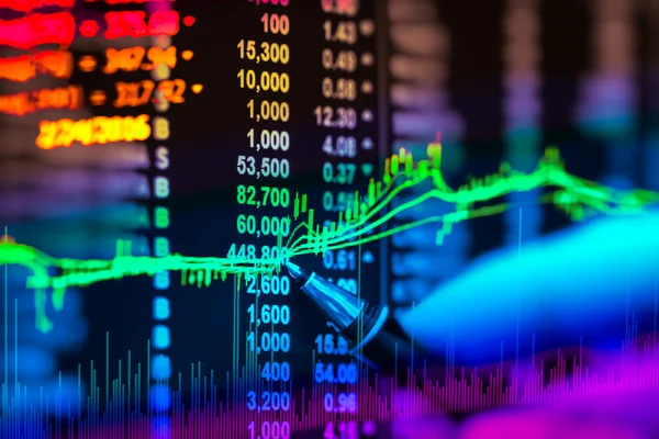 Borsanın monitör, mum çubuğu grafiğindeki finansal veriler ,