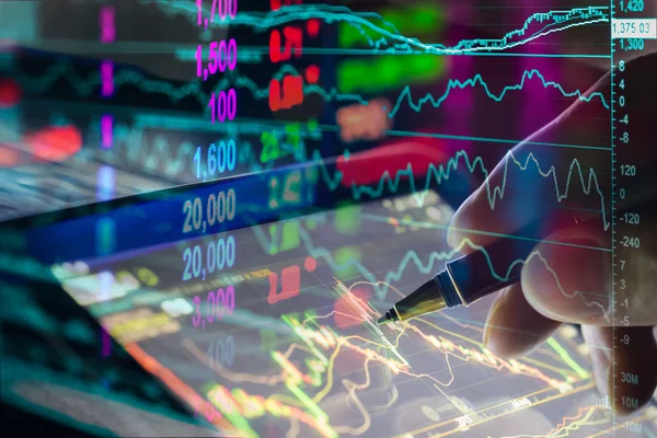 Finansiella data på en monitor, ljusstake Graf över aktiemarknaden , — Stockfoto