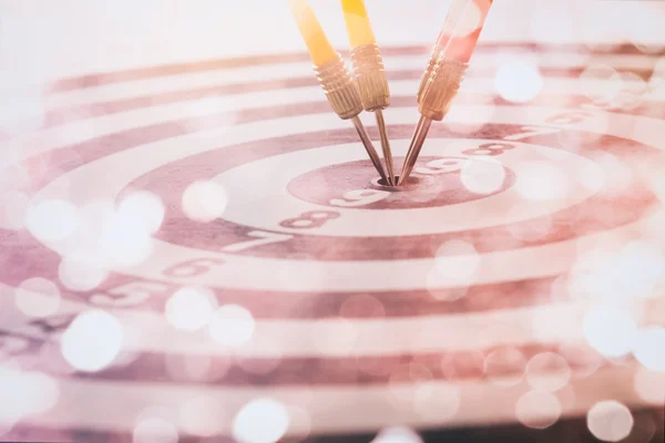 Zielpfeil mit Zielpfeilen auf dem Bokeh-Hintergrund und Dartscheibe ist das Ziel und Zielabstrakt Hintergrund zum Ziel Marketing oder Zielpfeil oder Ziel Geschäftskonzept . — Stockfoto