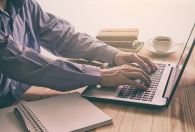 Bir iş adamı kullanmak laptop ve akıllı telefon onun busine çalışmak için