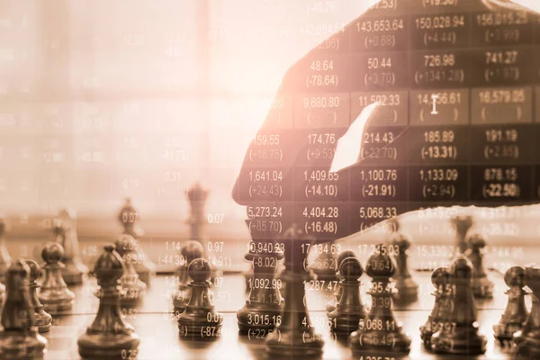 ビジネスマンの背景の背後にあるチェスボード上のチェスゲーム 財務情報とマーケティング戦略分析を提示するためのビジネスコンセプト グローバル経済とデジタル商業への投資目標 — ストック写真