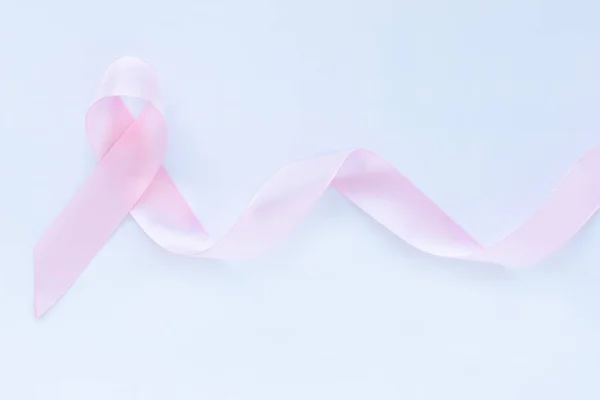 Różowa Wstążka Curl Białym Odizolowanym Tle Miejsca Kopiowania Świadomość Raka — Zdjęcie stockowe