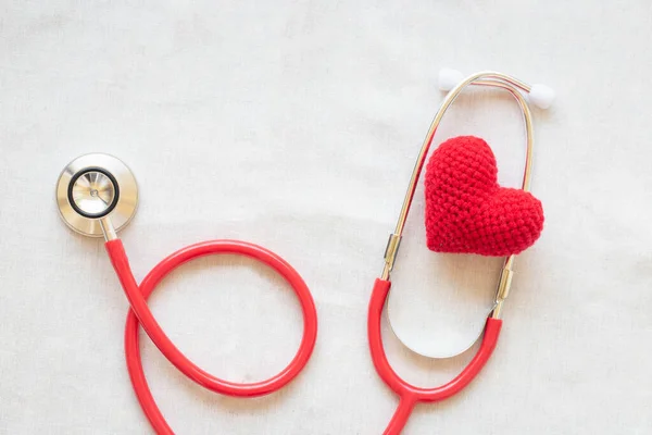 Corazón Rojo Estetoscopio Sobre Fondo Blanco Aislado Espacio Para Copiar —  Fotos de Stock