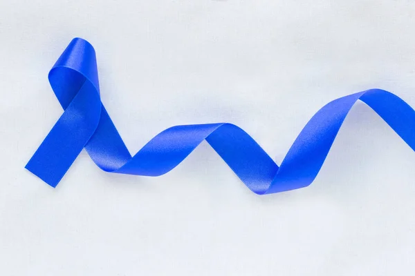 Fita Azul Profunda Enrolar Tecido Branco Com Espaço Cópia Conscientização — Fotografia de Stock