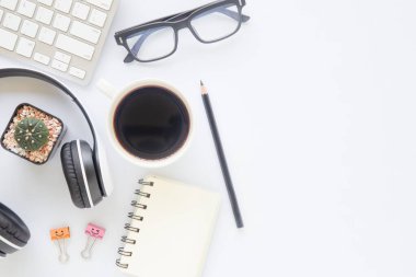 Bilgisayarlı beyaz masa ofisi, akıllı telefon ve bir fincan kahveli diğer iş malzemeleri. Metni kopyalamak için üst görünümü kullan. Desenci çalışma alanı düz masa üzerinde temel elementler yatıyordu.